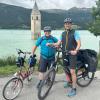 Richard Drexler und sein Schwager Christian Mairshofer (von links) haben es auf Fahrrädern bis an den Gardasee geschafft – eines davon ein Klapprad, das andere ein E-Bike.