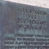 Eine Rose ist in der Gedenkstätte Deutscher Widerstand im Bendlerblock hinter der Bronzetafel für die Ermordeten des Widerstands gegen die nationalsozialistische Gewaltherrschaft vom 20. Juli 1944 gesteckt worden. (Archivfoto)