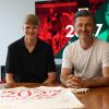 Felix Meiser (links) hat beim FC Augsburg offenbar bis 2027 unterschrieben, Sportdirektor Marko Jurendic freut sich.
