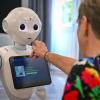 Hallo, mein Name ist Pepper: eine Simulationspatientin ist in Interaktion mit einem sozialen Roboter an der Brandenburgischen Technischen Universität Cottbus-Senftenberg (BTU) .