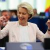 Ursula von der Leyen (CDU) freut sich nach der Auszählung der Stimmen im Plenarsaal des Europäischen Parlaments auf die Wiederwahl zur EU-Kommissionspräsidentin.
