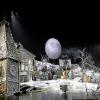 Ein winterliches Dorf ist die Kulisse für „Der Freischütz“ auf der Seebühne in Bregenz