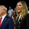 Donald Trump genießt die Show - neben ihm seine Schwiegertochter Lara Trump, die er in der republikanischen Parteispitze installiert hat.