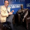 Bob Newhart mit einer Bronzestatue von Dr. Bob Hartley, der Figur, die er von 1972-78 in der Sitcom «The Bob Newhart Show» spielte.