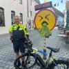 Polizist Jörg Eisele ist immer wieder auf dem Fahrrad in der Stadt unterwegs, manchmal kontrolliert er auch in der Spitalgasse bei der Puppenkiste, ob sich Verkehrsteilnehmer an die Schrittgeschwindgkeit halten.