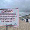 Ein Warnschild vor Strandkörben am Strand vor Westerland. Hier fehlt Sand. 