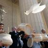 Weiße Tauben für Olympia in Paris: die französische Sportministerin Amelie Oudea-Castera (links) und IOC-Präsident Thomas Bach lassen nach einem Gottesdienst für den olympischen Frieden Tauben frei.