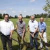 Florian Killer, Nicolas Liebig, Rainer Nauerz und Umweltreferent Reiner Erben (von links) eröffneten eine Streuobstwiese im Augsburger Süden. 