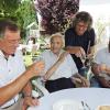 Gute Stimmung beim 104. Geburtstag: OB Bernhard Gmehling, Heinz Becker, Tochter Gudrun und Schwiegersohn Toni (v.l.) stoßen auf den Jubilar an.