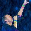 Coldplay-Sänger Chris Martin trotzt dem Regen.