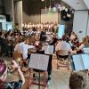 Der Jugendchor, begleitet vom Orchester unter Leitung von Helga Schallmayer-Fritscher und mit Arnold Fritscher am Klavier, sang das Geburtstagslied „Komm doch herein ins DHG“. 