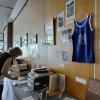 Das von den Schülern wenig geliebte blaue Leibchen ist eines der Exponate in der Ausstellung zu „50 Jahre DHG“ in der alten Aula der Schule.