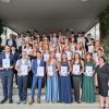 47 Schülerinnen und Schüler der Wittelsbacher Realschule schlossen die Mittlere Reife mit einer Eins vor dem Komma ab. Ganz rechts Schulleiterin Sabine Kreutle