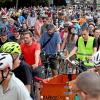 Mehr als 3000 Radler drängelten sich beim Start am Prinzregentenplatz. Die Veranstaltung wurde erstmals ehrenamtlich organisiert.                          -  