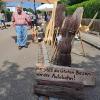 Auf dem Handwerkermarkt in Nordendorf konnten die Menschen nicht nur handgemachte Waren in einer unglaublichen Vielfalt kaufen, sondern sogar selbst etwas töpfern.