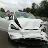 Der Fahrer dieses Tesla überstand den Unfall auf der A7 bei Vöhringen leicht verletzt.