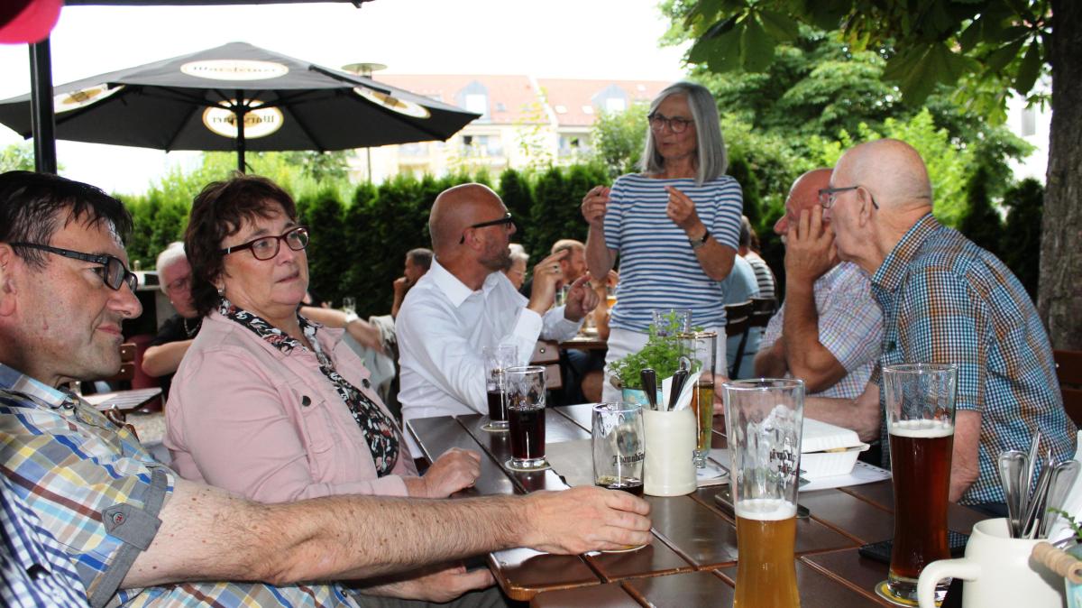 Bürgerdialog im Biergarten über Radwege Baywa Kreuzung und Vereine