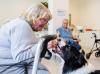 Einem Therapiehund ein Leckerli zu geben, erfordert nicht nur Feinmotorik, sondern für manche auch Mut.