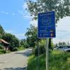 Blaue Schilder machen an den Geltendorfer Ortseingängen (hier aus Richtung Eresing) auf die kommunalen Partnerschaften mit St.-Victor-sur-Loire und Schaidt aufmerksam.