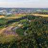 Die Stadt Monheim will ihre Erdaushubdeponie (links im Bild) erweitern. Dafür soll der östlich davon gelegene Wald (rechts davon) auf einer Fläche von etwa 7,5 Hektar gerodet werden.