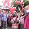 Mit leuchtend roten Luftballons und einem riesengroßen Lebkuchenherz verabschiedeten die Schüler der Realschule Mering 2012 ihre Konrektorin Sigrid Kehlbach.