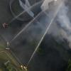 Die Feuerwehr löschte mit drei Rohren das immer wieder aufflammende Feuer auf dem Dach.