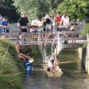 Nass wurde es für die Sautrogfahrer auch von oben, wo die Kinder ihre Freude hatten oder auch versteckt zwischen dem Gestrüpp mit Wasserpistolen ihre Gaudi hatten.