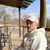 Jeffrey Gouweleeuw sitzt auf der Terrasse einer Lodge im Kruger-Nationalpark. Der 33-Jährige gilt als aussichtsreicher Kandidat für das Kapitänsamt des FC Augsburg.
