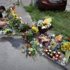 In der Ukraine trauern Menschen um die ermoderte Politikerin Iryna Farion und legen Blumen an der Stelle des Anschlags nieder.