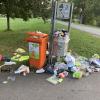 Nach dem Nabada und der Schwörmontag-Party liegt reichlich Müll entlang der Donau in Ulm und Neu-Ulm. Mitarbeiter der EBU machen seit 3 Uhr wieder sauber. 
