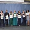 Walter Pischel von der Frank Hirschvogel Stiftung (links) und Schulleiterin Annette Ring (rechts) gratulierten den Schulbesten Lara Schlatterer, Tobias Oberst, Annika Riekenbrauck, Helena Reiber, Claudia Pfeifer und Anna Landbrecht (von links).