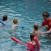 Schwimmlehrer Andi von der Schwimmschule Sharky bringt Kindern im Ausstellungspool der Firma Garten- und Poolbau Eberle in Gersthofen das Schwimmen bei.
