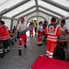 Hunderte Rettungskräfte  haben in Neuburg gemeinsam einen Großeinsatz am Seniorenzentrum geübt. In der mobilen Notaufnahme werden Verletzte versorgt. 