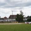 Auf der grünen Wiese gegenüber des Bahnhofs der Stadt Günzburg ist ein Parkhaus geplant. Ein knapp 40 Meter hoher Hotelturm daneben könnte die neue Visitenkarte der Stadt werden.