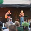 Die Musikkabarettisten Hanns Meilhamer (links) und Ralf Schicha eröffnen das
Festival „Feierabend“ in Leipheim. 