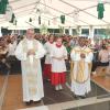 Einen festlichen Gottesdienst im gänzlich gefüllten Festzelt feierte die DJK Stotzard anlässlich ihres 60. Gründungsfestes. Die Messe zelebrierten Pater Thomas (rechts), gemeinsam mit dem aus Stotzard stammenden Pater Peter Balleis.