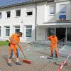 Nachdem unbekannte Täter den Geldautomaten der Raiffeisenbank in Altenstadt gesprengt hatte, begannen Bauhofmitarbeiter am Vormittag damit, den Schaden zu beseitigen. 