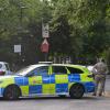 Ein Mann in Militäruniform steht neben einer Polizeiabsperrung am Tatort in Sally Port Gardens in Gillingham, Kent, England, nachdem ein Soldat am Dienstagabend in der Nähe der Brompton Barracks mit einem Messer angegriffen und schwer verletzt wurde.