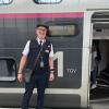 Gut gelaunt begrüßt der TGV-Schaffner seine Gäste. 