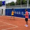 Voller Fokus: Alexander Zverev (l.) will auch bei Olympia in Paris angreifen. Davis-Cup-Kapitän Michael Kohlmann beobachtet das Training.