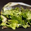 Schnell Salat zubereiten? Auch wenn verpackte Salate als «verzehrfertig» gelten, sollten sie vor dem Essen gewaschen werden.