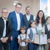 Generalkonservator Mathias Pfeil und Bayerns Kunstminister Markus Blume haben Stephan und Lydia Stemmer mit der Denkmalschutz-Medaille geehrt. Die Söhne Julius (6), Vinzent (9) und Erik (11) waren dabei.