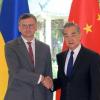 Die Reise des ukrainischen Außenministers Kuleba nach China sorgt für Wirbel.