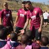 Sichtliche Freude hatten die Spieler des FC Augsburg, als sie die Kinder in der Schule glücklich machten.