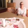 Die Leiterin des Nersinger Trauercafés, Marion Deml, am geschmückten 
Tisch im Mehrzweckraum des Seniorenzentrums, in dem sich die Trauernden 
treffen.