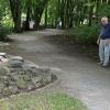 Heinz Schwarzenbacher neben dem Barfußpfad an der vor wenigen Jahren neu gestalteten Kneippanlage im Luitpoldpark. 