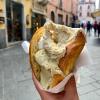 Eis im Brioche wird auf die Hand serviert oder mit Löffel und Serviette.