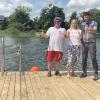 Ingo Odinius von der Wasserwacht, Bürgermeisterin Sandra Perzul und Bauhof-Leiter Martin Holzschuh freuten sich, dass kurz vor Ferienbeginn nun das Badefloß vor St. Alban im Ammersee schwimmt.