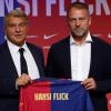 Juan Laporta und der neue Barcelona-Trainer Hansi Flick haben gute Laune.