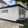 In Tiefenbach können Kundinnen und Kunden derzeit kein Geld bei der Raiffeisenbank abheben, in diesem Anbau an eine Garage wird ein neuer Automat errichtet.
